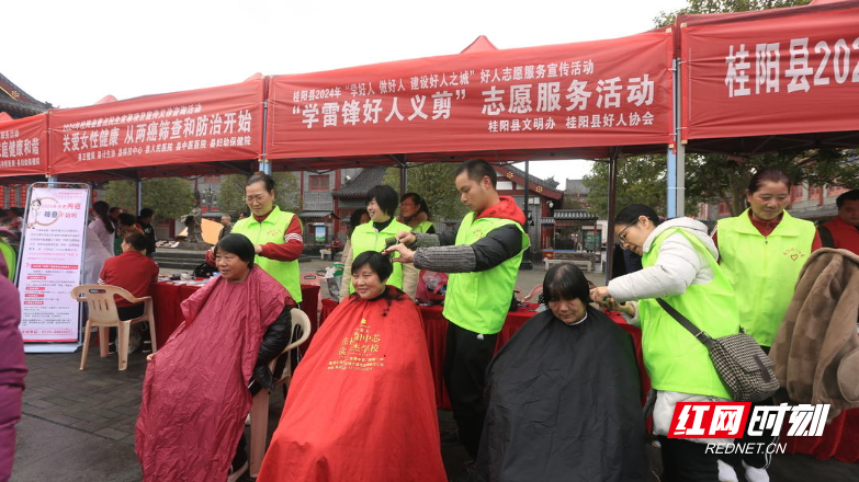 桂阳好人协会志愿者为市民义务理发.jpg