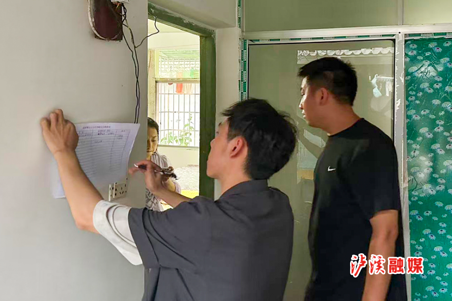 2.图为干警开展“敲门行动”.jpg