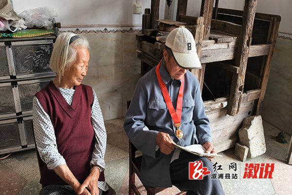 黄德文写他的妻子在看歌词.jpg