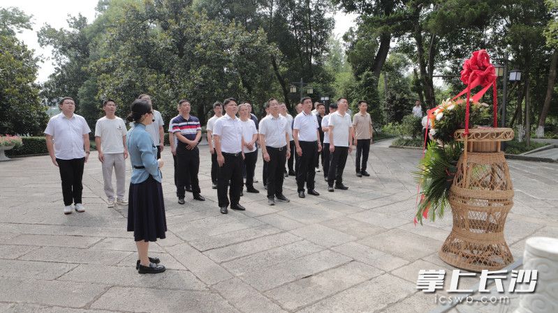 向烈士墓敬献花篮。均由市生态环境局 供图。