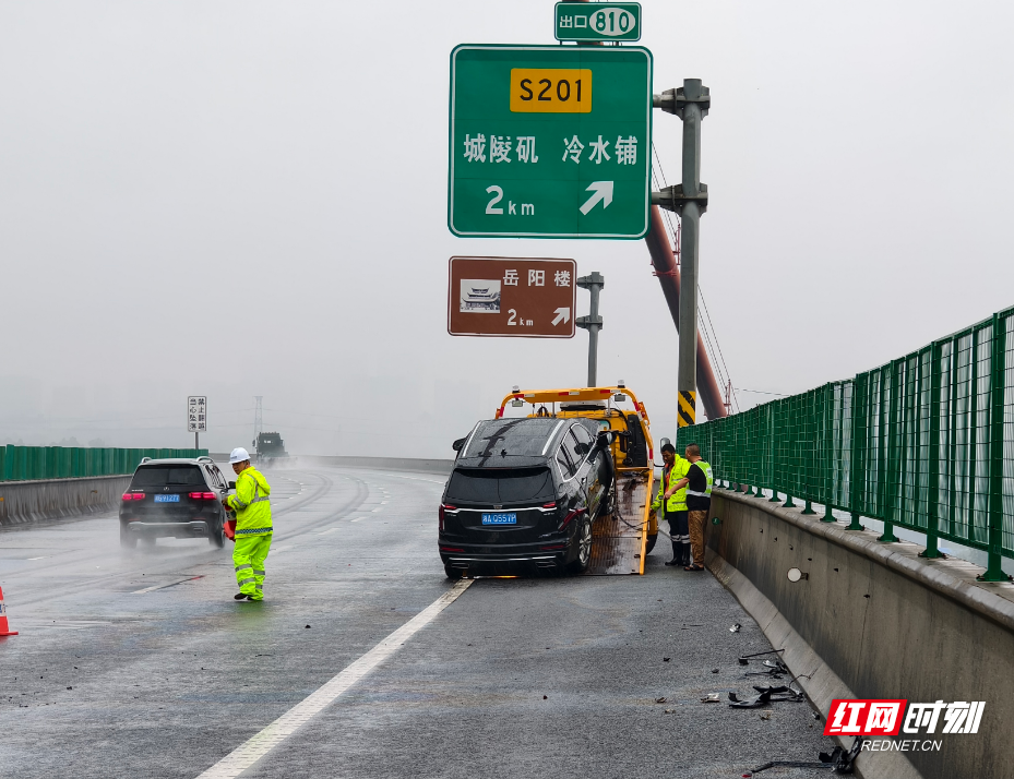 雨中救援.jpg 雨中救援.jpg