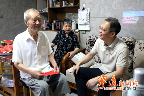 “七一”走访:毛政走访慰问离退休老党员2_副本500.jpg “七一”走访:毛政走访慰问离退休老党员2_副本500.jpg