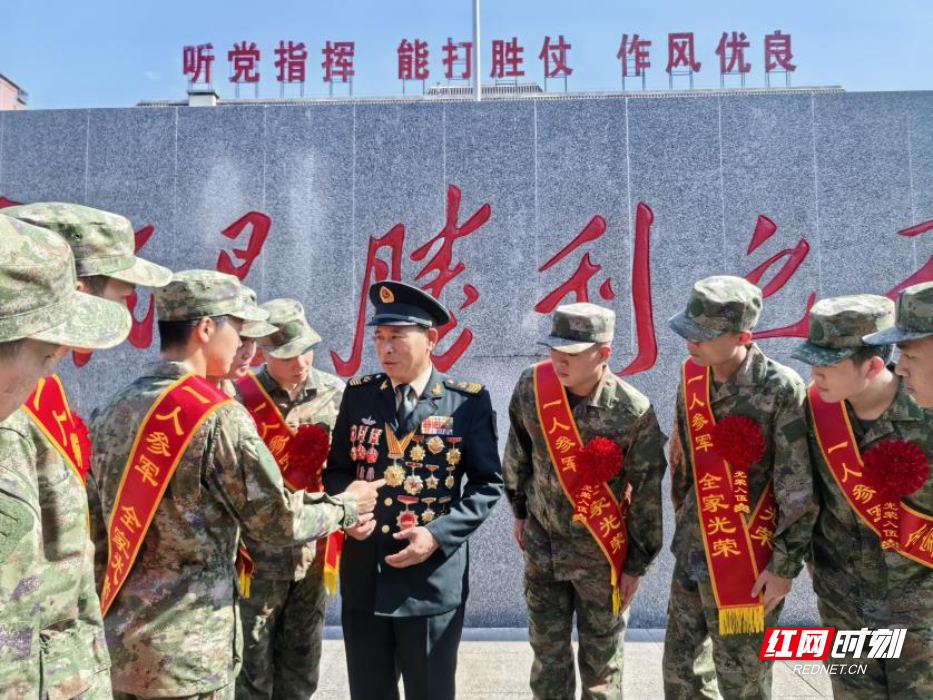 与新兵话成长—郭兴义摄.png 与新兵话成长—郭兴义摄.png