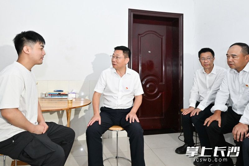 “七一”前夕,市委副书记、市长陈博彰走访慰问生活困难党员。 长沙晚报全媒体记者 王志伟 摄 “七一”前夕,市委副书记、市长陈博彰走访慰问生活困难党员。 长沙晚报全媒体记者 王志伟 摄
