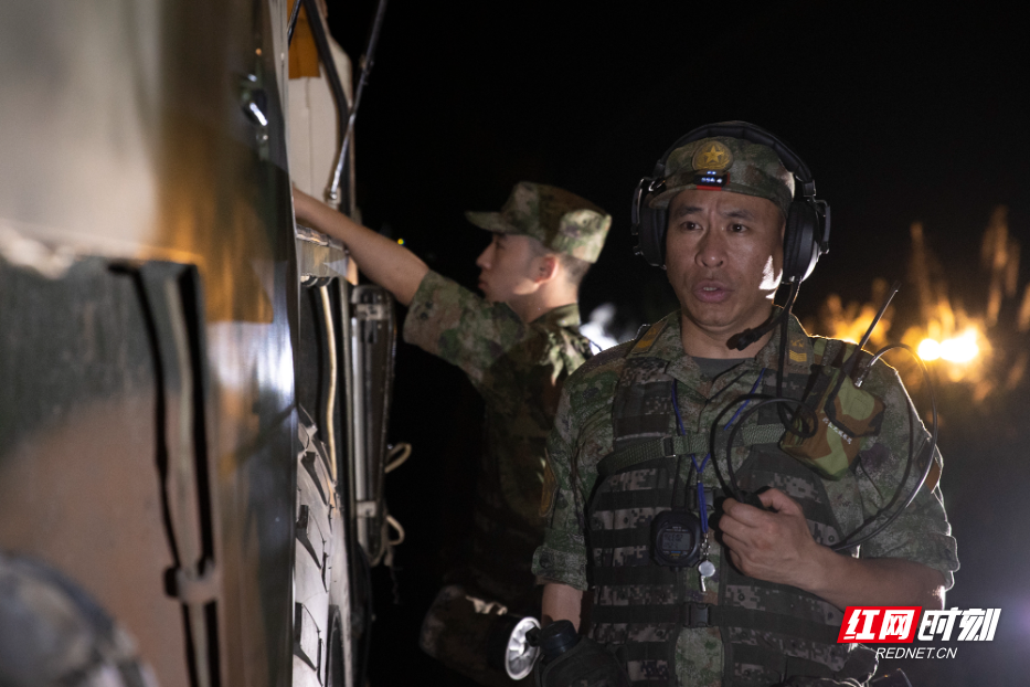 夜间火力突击时,何贤达正在给号手下达口令—宣泽辉 摄.jpg 夜间火力突击时,何贤达正在给号手下达口令—宣泽辉 摄.jpg
