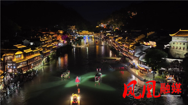 凤凰古城：暑期清凉游热度高涨 夜游流光溢[00_04_11][20260705-103239].jpg