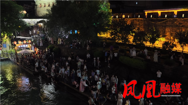 凤凰古城：暑期清凉游热度高涨 夜游流光溢[00_04_20][20260705-103248].jpg