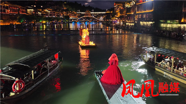 凤凰古城：暑期清凉游热度高涨 夜游流光溢[00_00_30][20260705-103112].jpg