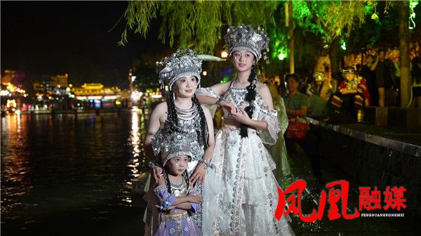 凤凰古城：暑期清凉游热度高涨 夜游流光溢[00_10_05][20260705-103413].jpg