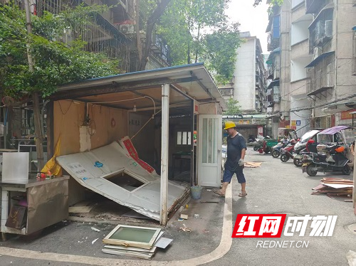 7.4雁峰区先锋社区拆除三十年违建车棚 消除多重安全隐患 (2).jpg