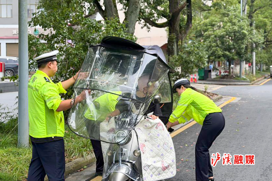 交警检查两电.jpg 交警检查两电.jpg