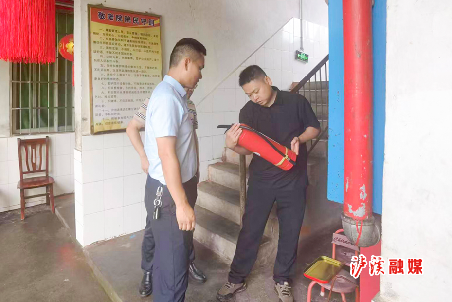 溪洗镇检查敬老院消防安全.jpg 溪洗镇检查敬老院消防安全.jpg
