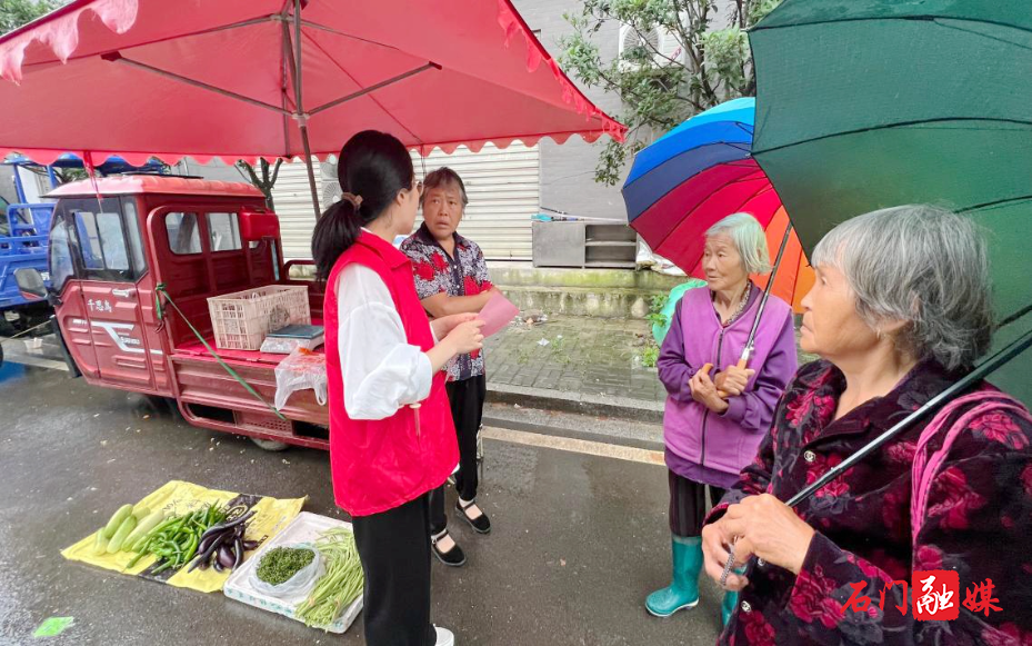 夹山镇:开展城乡居民养老保险政策宣传活动1.jpg 夹山镇:开展城乡居民养老保险政策宣传活动1.jpg