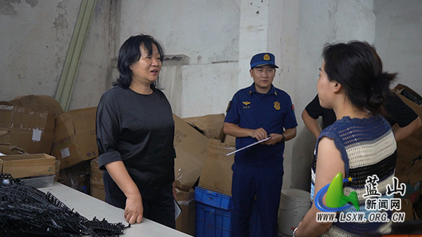 邓群到第一责任区督导检查安全生产和市容环境工作_1.jpg 邓群到第一责任区督导检查安全生产和市容环境工作_1.jpg