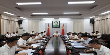 田晓华主持召开县委常委会会议