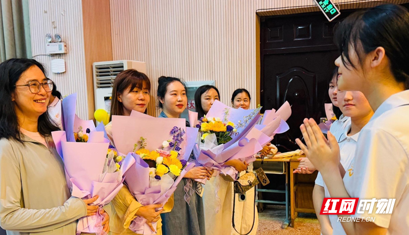 给老师献花.jpg 给老师献花.jpg