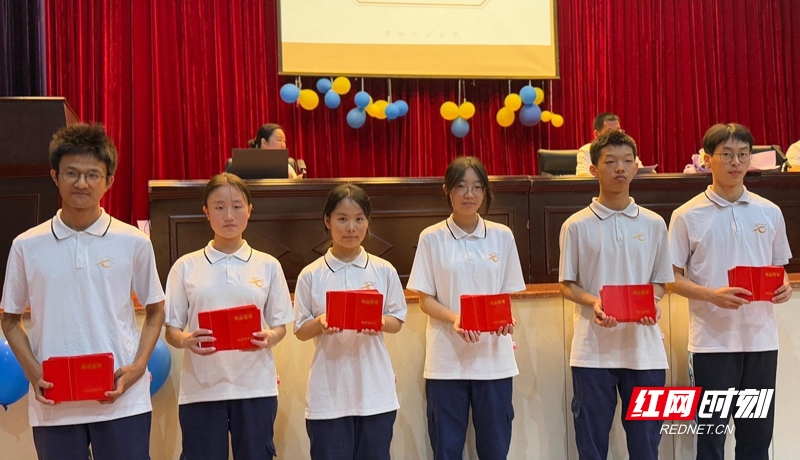 学生获颁毕业证.jpg 学生获颁毕业证.jpg
