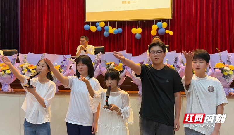 毕业生表演节目.jpg 毕业生表演节目.jpg