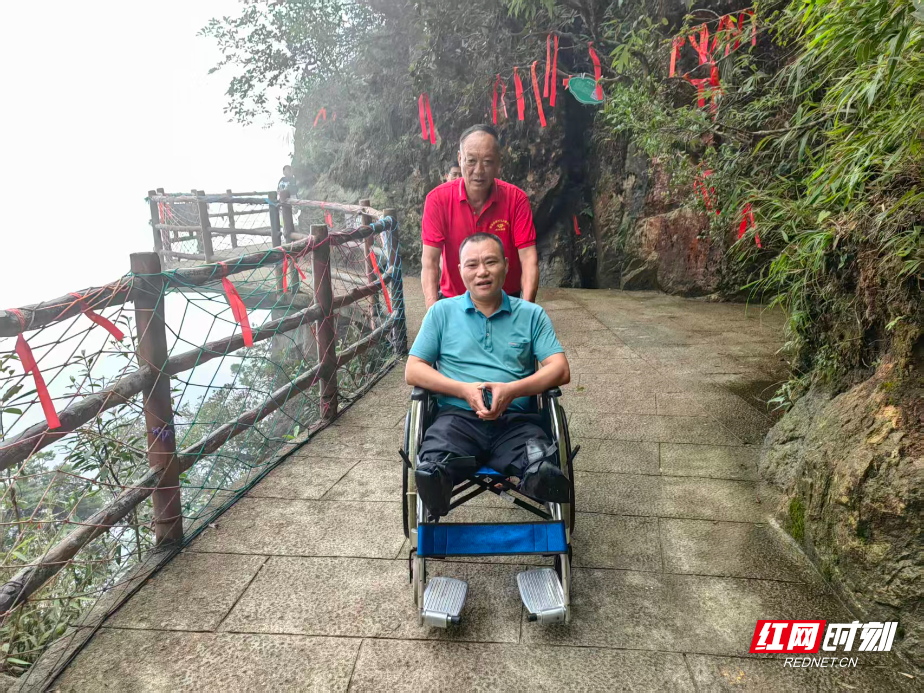杨林林.jpg 杨林林.jpg