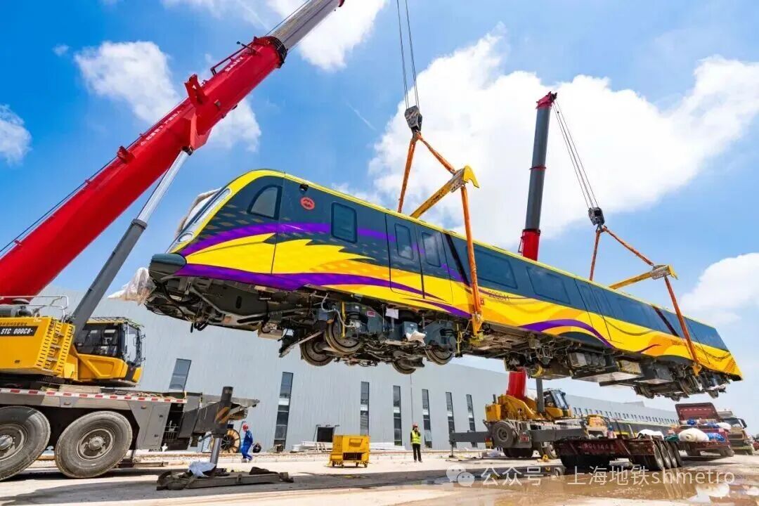 株洲造!上海轨道交通22号线首批列车抵沪