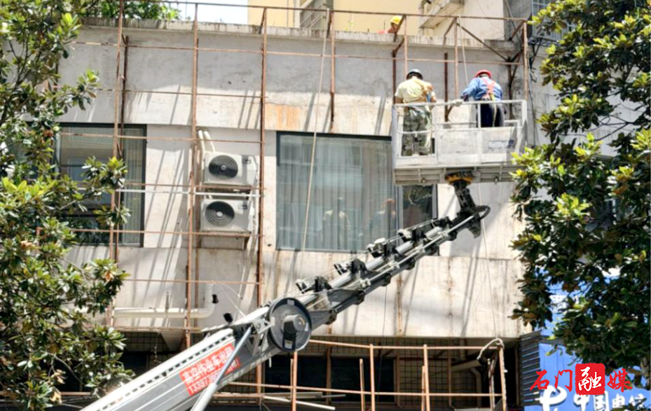 楚江街道开展楼顶违建及废弃广告专项整治行动1.jpg 楚江街道开展楼顶违建及废弃广告专项整治行动1.jpg