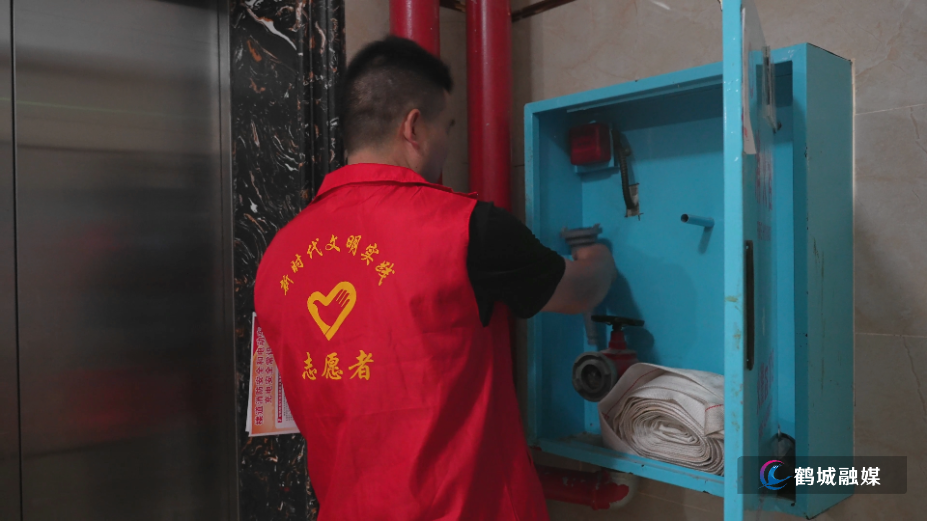 迎丰街道:敲门送平安 防火入万家.mp4_000110.805.png 迎丰街道:敲门送平安 防火入万家.mp4_000110.805.png