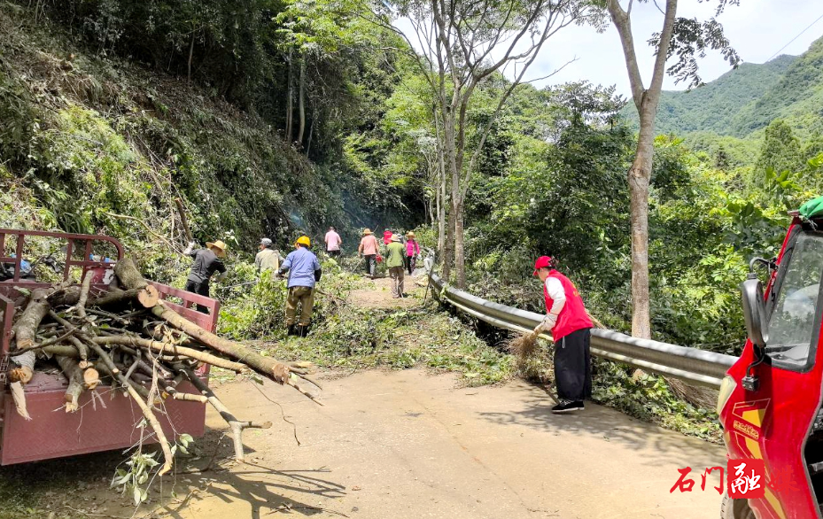 壶瓶山镇:文明实践聚合力 砍青清障助重建2.jpg 壶瓶山镇:文明实践聚合力 砍青清障助重建2.jpg