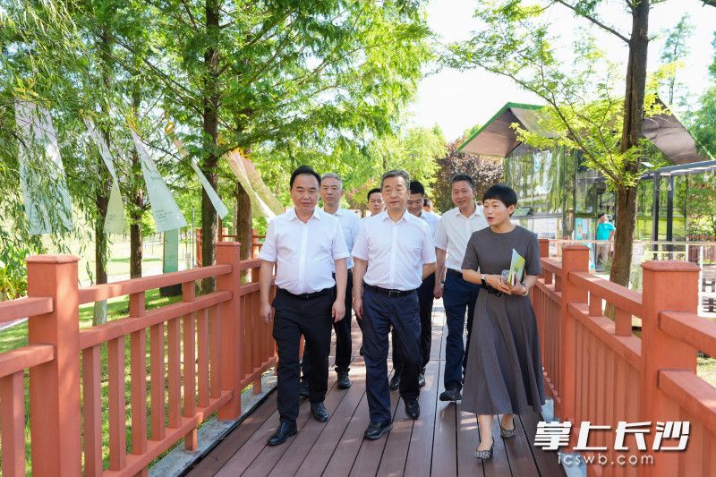7月10日，副省长、市委书记陈竞在雨花区调研经济社会发展情况，来到圭塘河流域治理“十里圭塘”项目。