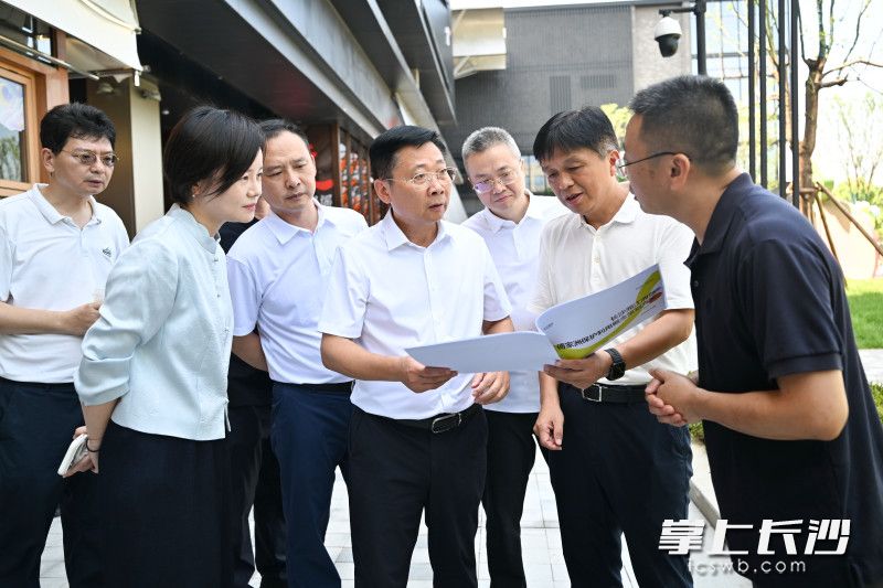 陈博彰在碧湘楚巷调研文旅新业态发展情况。 均为长沙晚报全媒体记者 王志伟 摄