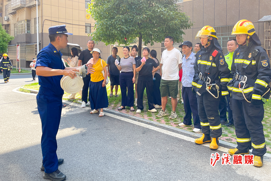 交警队消防演练 (3).jpg 交警队消防演练 (3).jpg