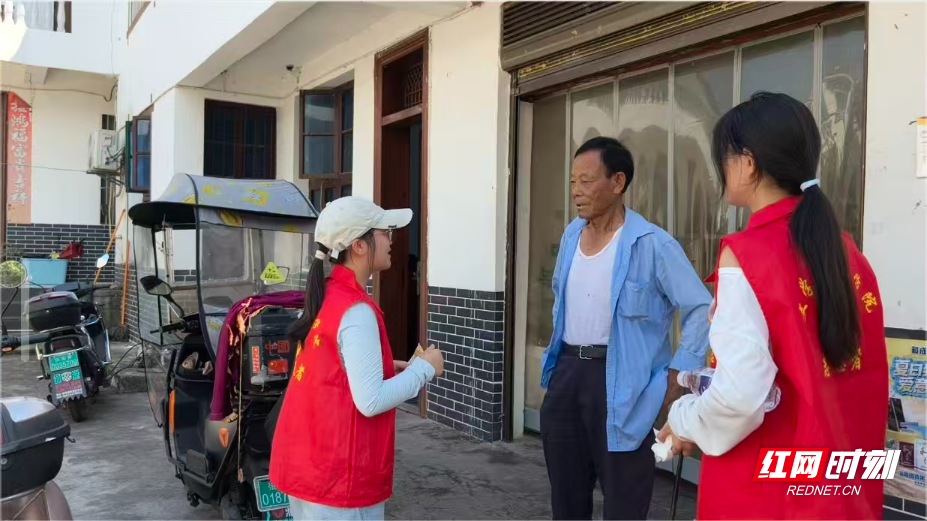 图3为实践团成员走访村民图片.jpg