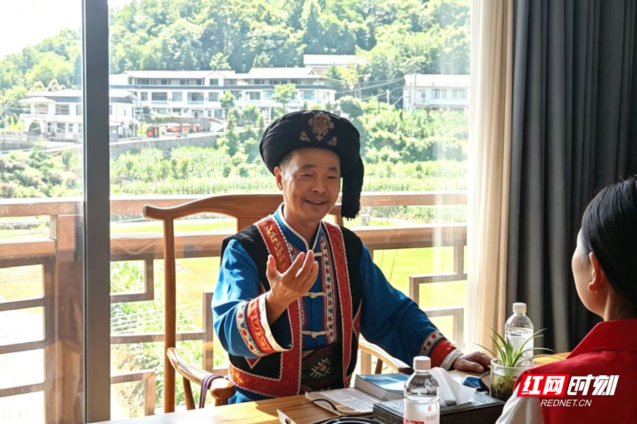 图2为尚老师现场演绎经典民歌图片.jpg