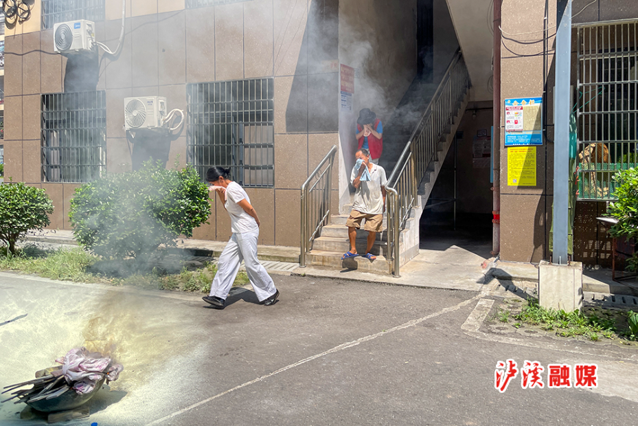 交警队消防演练 (4).jpg 交警队消防演练 (4).jpg