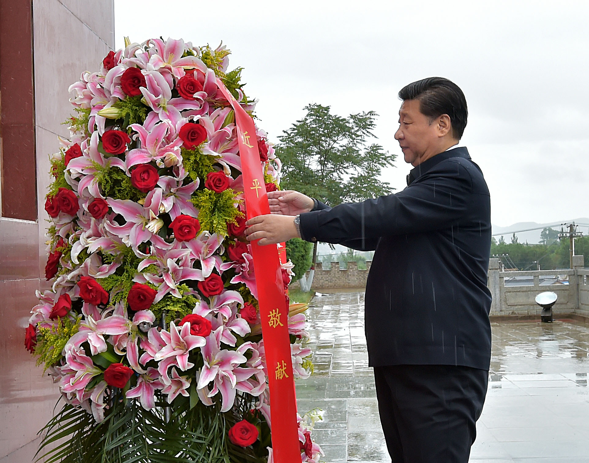 △ 2016年7月18日,习近平总书记来到宁夏固原市西吉县将台堡,向红军长征会师纪念碑敬献花篮。