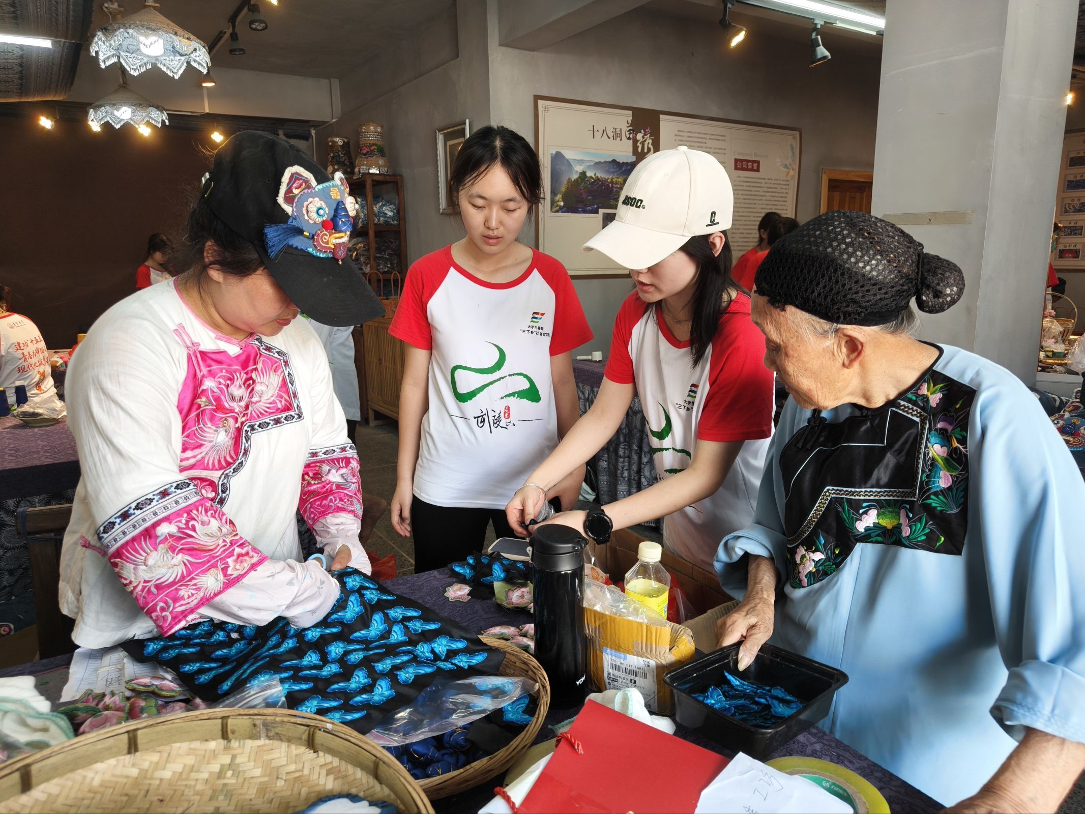 吉首大学“灯塔”志愿服务团:穿针引线间,感悟苗绣匠心传承