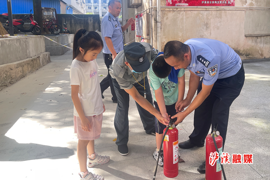 交警队消防演练 (1).jpg 交警队消防演练 (1).jpg