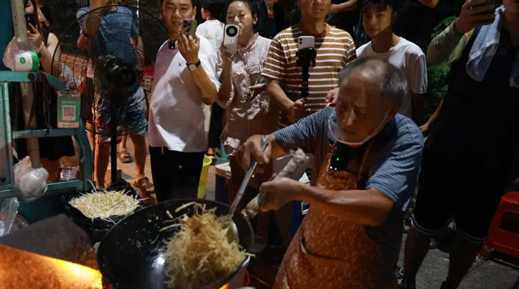 踩着小碎步颠锅 衡阳县66岁炒粉大爷用一碗粉炒热一座城