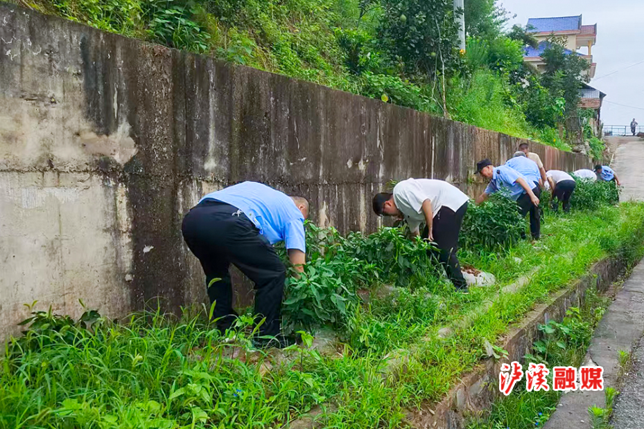 交通执法的大队路容整治.jpg2.jpg