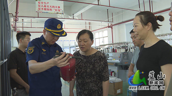 邓群前往园区开展安全生产检查并召开“一主一特”产业发展会商会.jpg 邓群前往园区开展安全生产检查并召开“一主一特”产业发展会商会.jpg