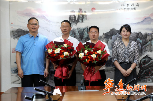 毛政会见宁远荣获全省“两优一先”表彰对象2_副本500.jpg 毛政会见宁远荣获全省“两优一先”表彰对象2_副本500.jpg
