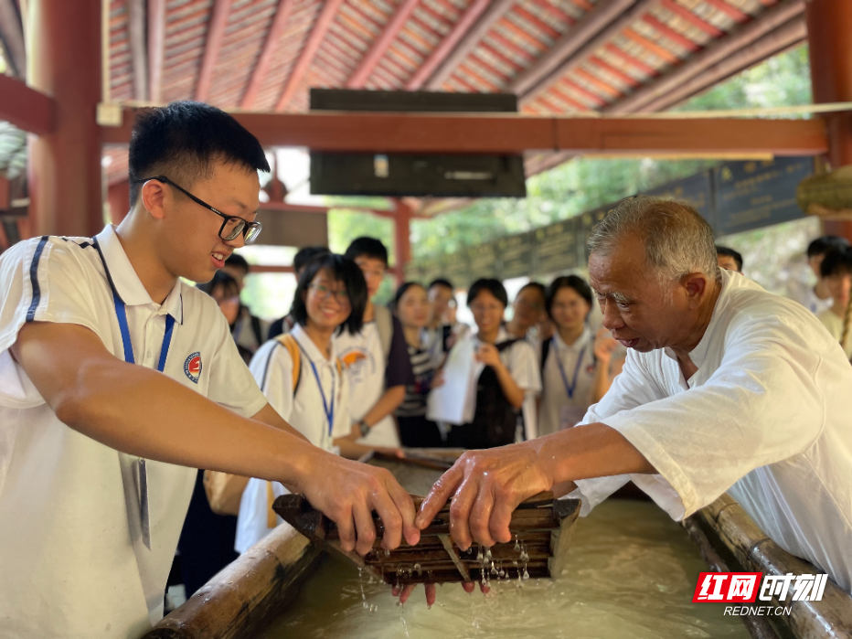 1同学们向非遗传承人学习抄纸技术.jpg 1同学们向非遗传承人学习抄纸技术.jpg