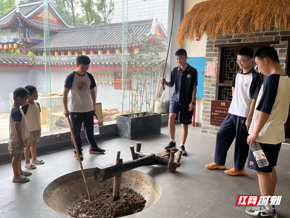 3同学们体验古法工具.jpg 3同学们体验古法工具.jpg