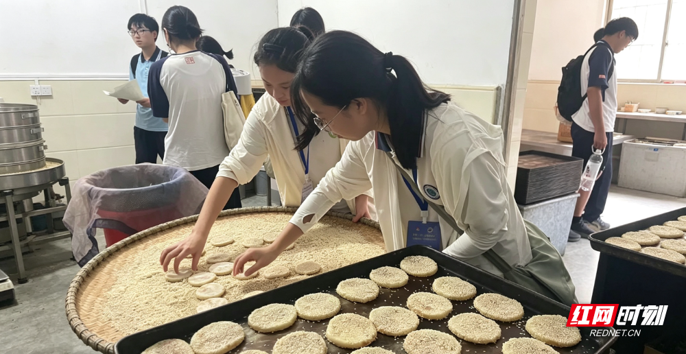 2同学们亲手制麻饼,近距离体悟非遗匠心.jpg 2同学们亲手制麻饼,近距离体悟非遗匠心.jpg