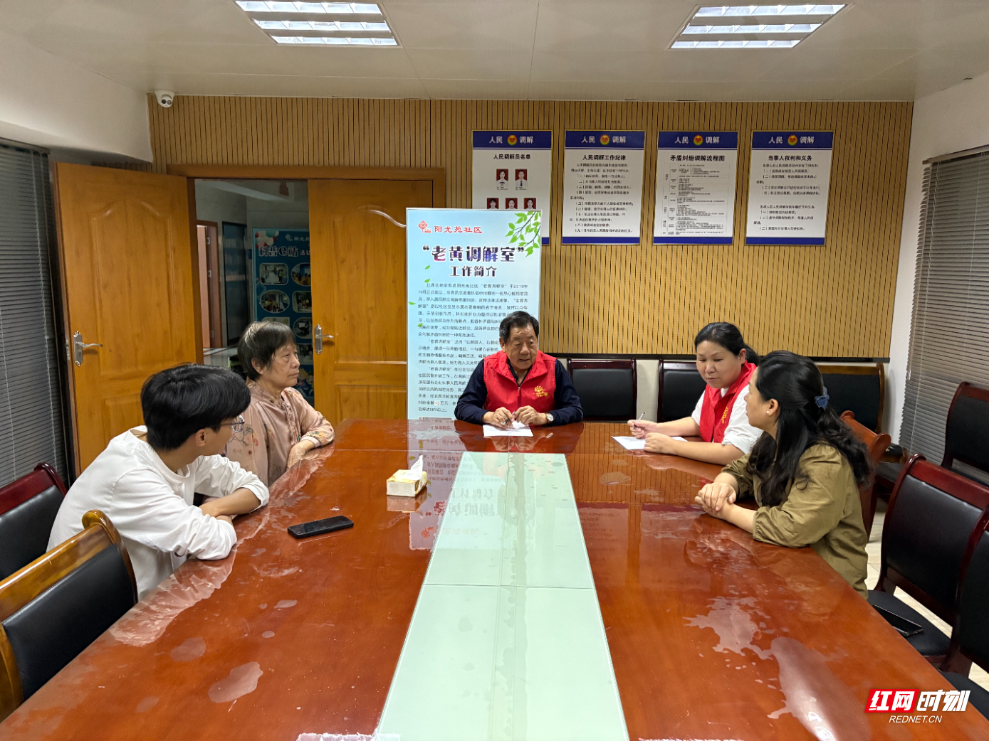 图二：老黄在调解室调解楼上楼下漏水纠纷.jpg