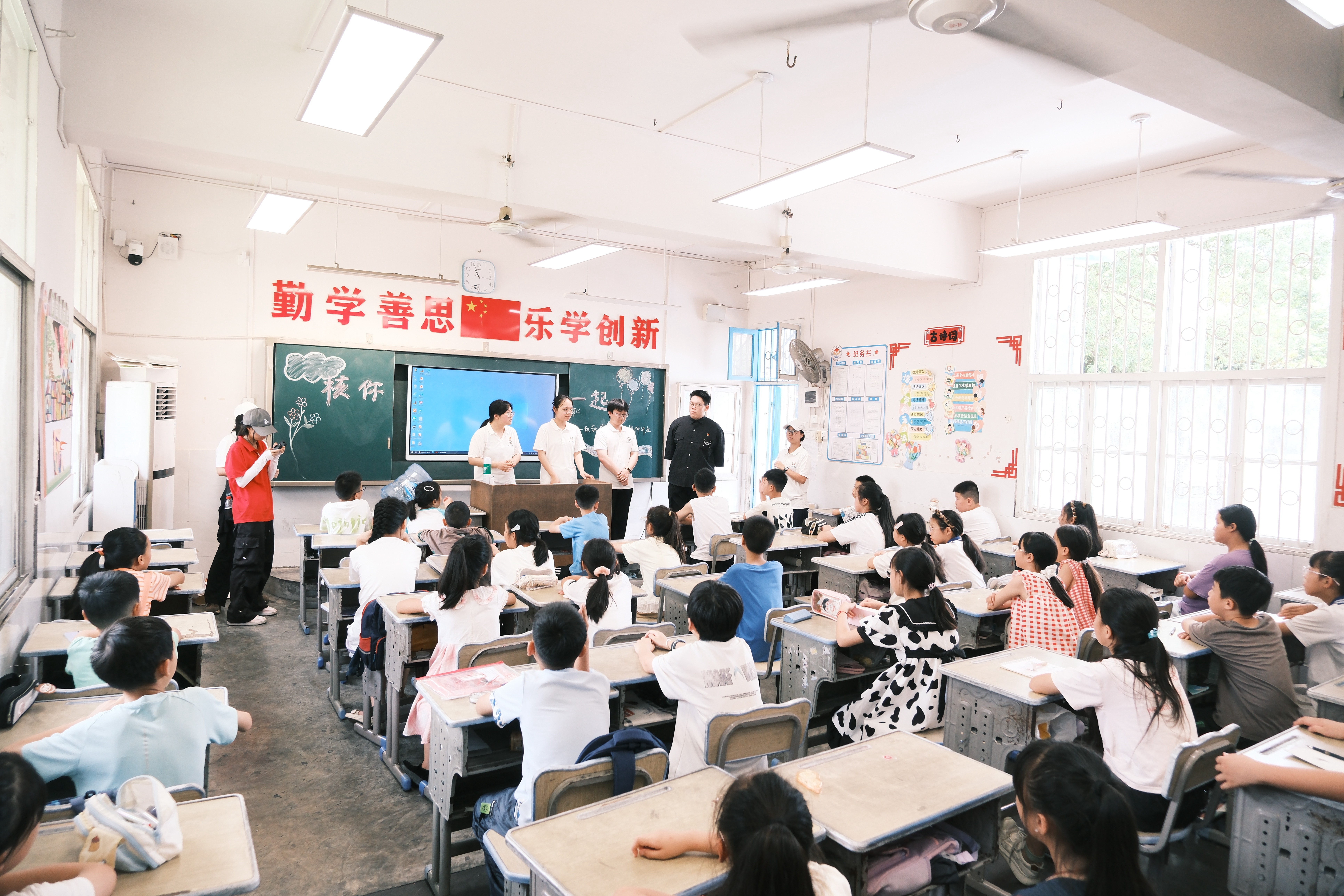 “台风来了怎么办?”湖南农业大学公共管理与法学学院博士团进校园科普气象防灾