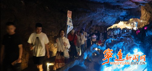 【美景不远·就在宁远】宁远九嶷山紫霞岩:清凉避暑游受热捧2_副本500.jpg 【美景不远·就在宁远】宁远九嶷山紫霞岩:清凉避暑游受热捧2_副本500.jpg