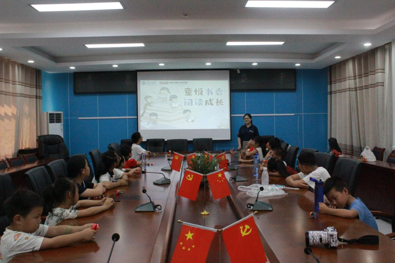 怀化学院“艺梦”志愿服务队走进五郎溪村 陪伴共读+非遗竹编点亮乡村儿童暑假