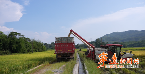 【永冲锋·拼经济·促发展】宁远:调配农机抢农时 精准服务保 “双抢”2_副本500.png 【永冲锋·拼经济·促发展】宁远:调配农机抢农时 精准服务保 “双抢”2_副本500.png