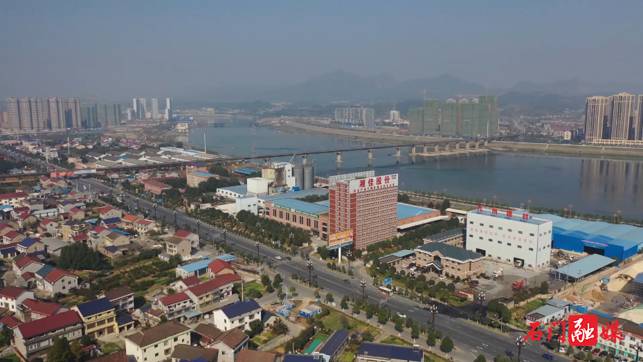 《喜迎党代会·五年答卷》工业篇 智造赋能 挺起工业硬脊梁1.png 《喜迎党代会·五年答卷》工业篇 智造赋能 挺起工业硬脊梁1.png