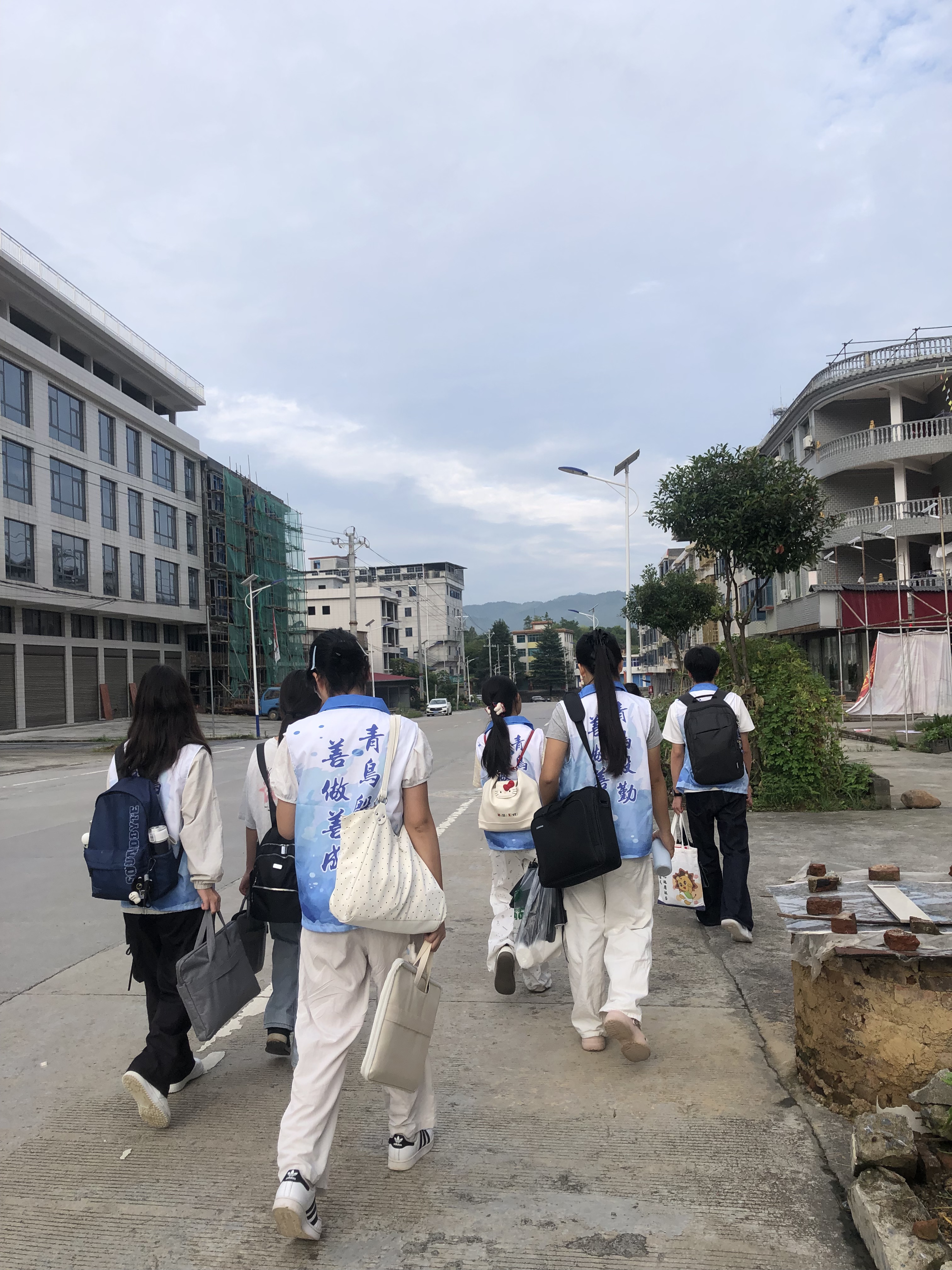 我的“三下乡”｜蹲下身，叩开夏日乡野的第一扇心门